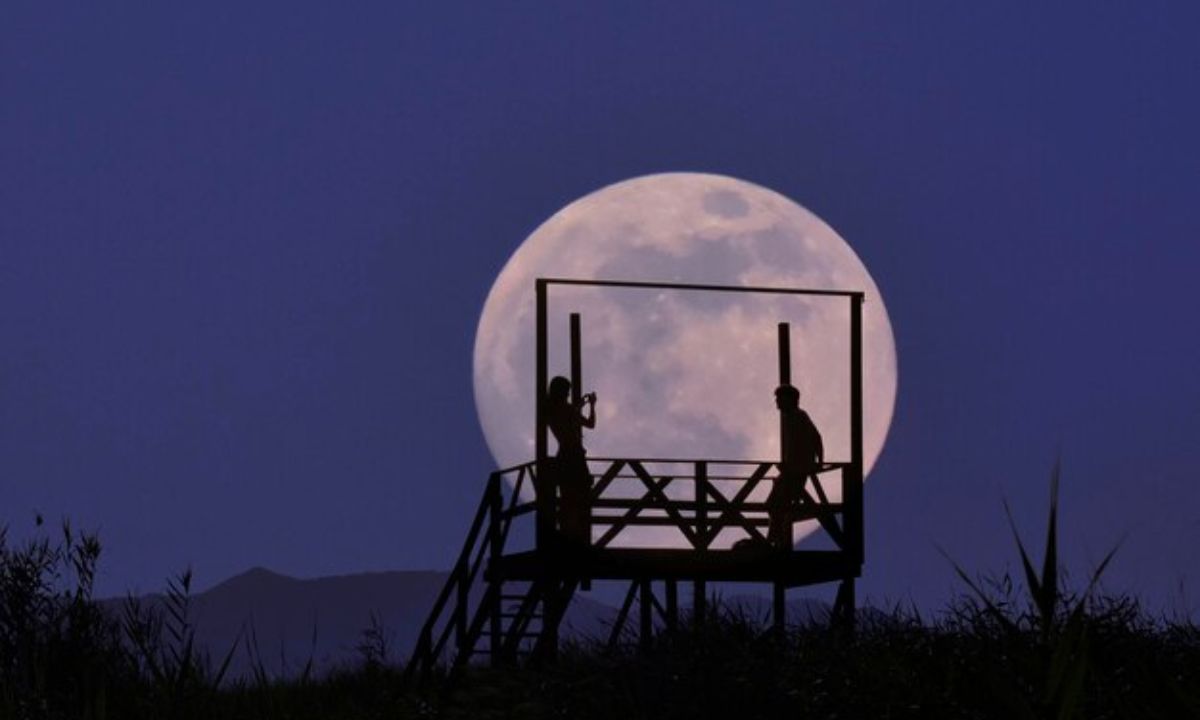 Can The Full Moon Really Influence Your Emotions? Astrology Expert Explains It All! Can The Full Moon Really Influence Your Emotions? Astrology Expert Explains It All!
