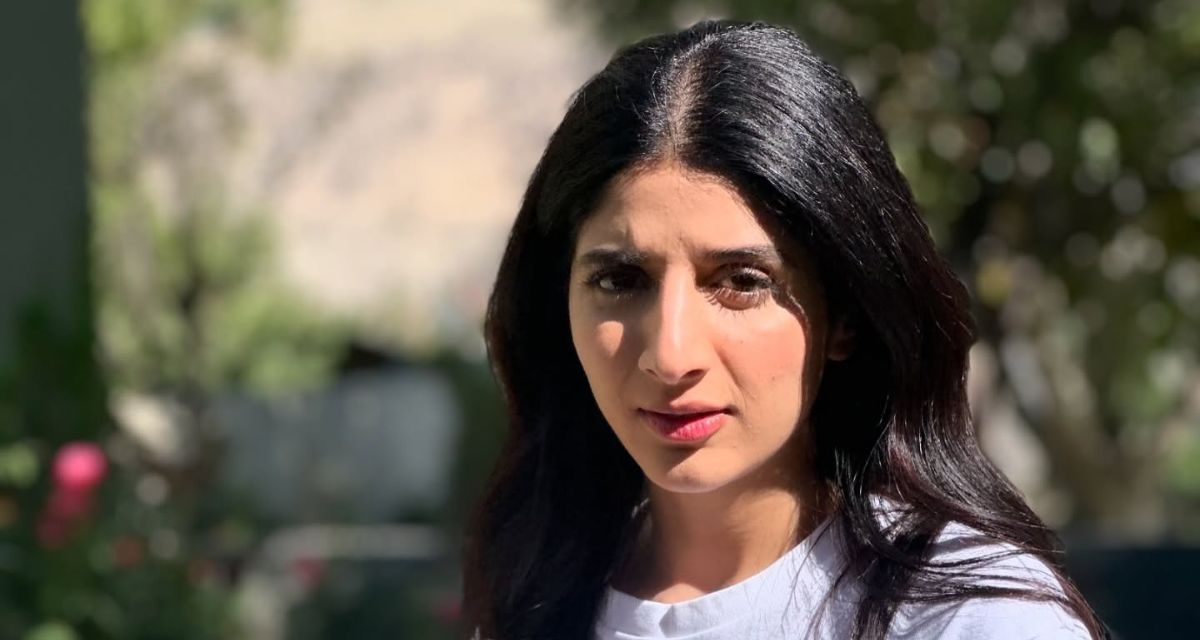 Want to recreate Mawra Hocane’s dreamy Korean-inspired makeup look? This easy 7-step guide will help you achieve her flawless, dewy skin, soft brows, puppy eyeliner, and signature gradient lips. Perfect for a fresh and youthful glow, this K-beauty routine is all about enhancing your natural beauty with minimal effort. Follow these simple steps and get Mawra’s effortlessly radiant look in no time!