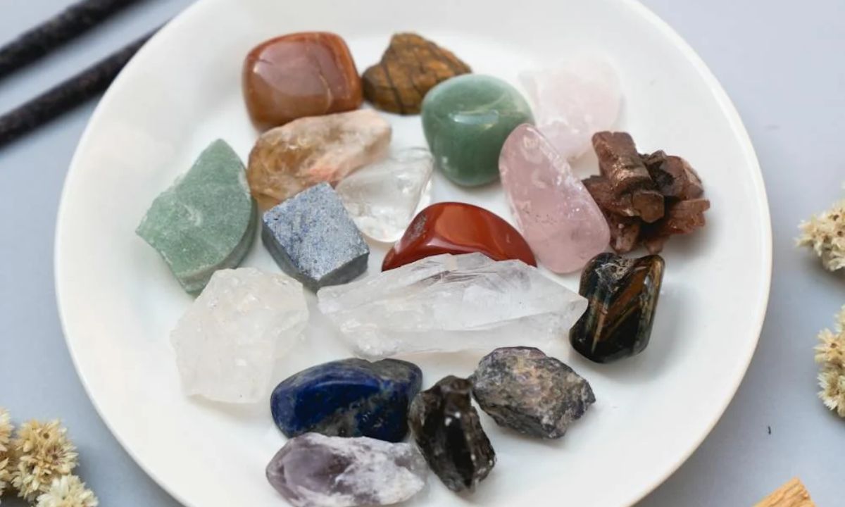 spiritual-healer-shares-the-ultimate-guide-how-to-use-crystals-to-attract-love-wealth-money-career-luck