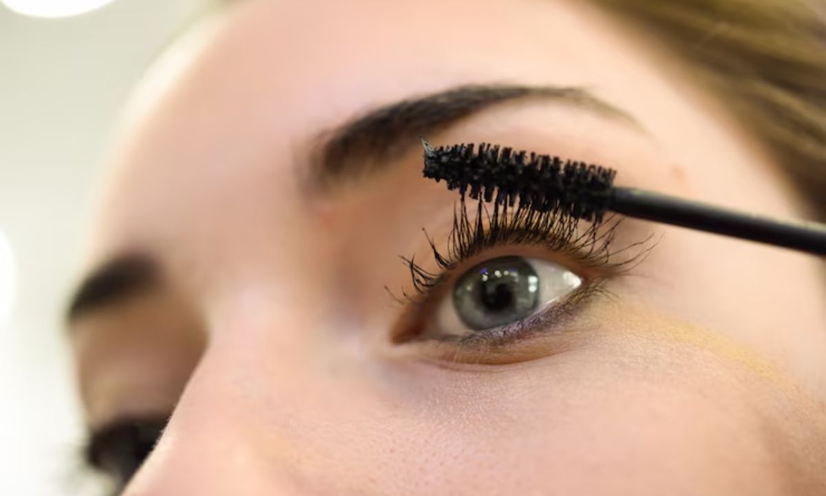 Why Waterproof Mascara Is Actually Harmful For Your Eyelashes? Know It All!