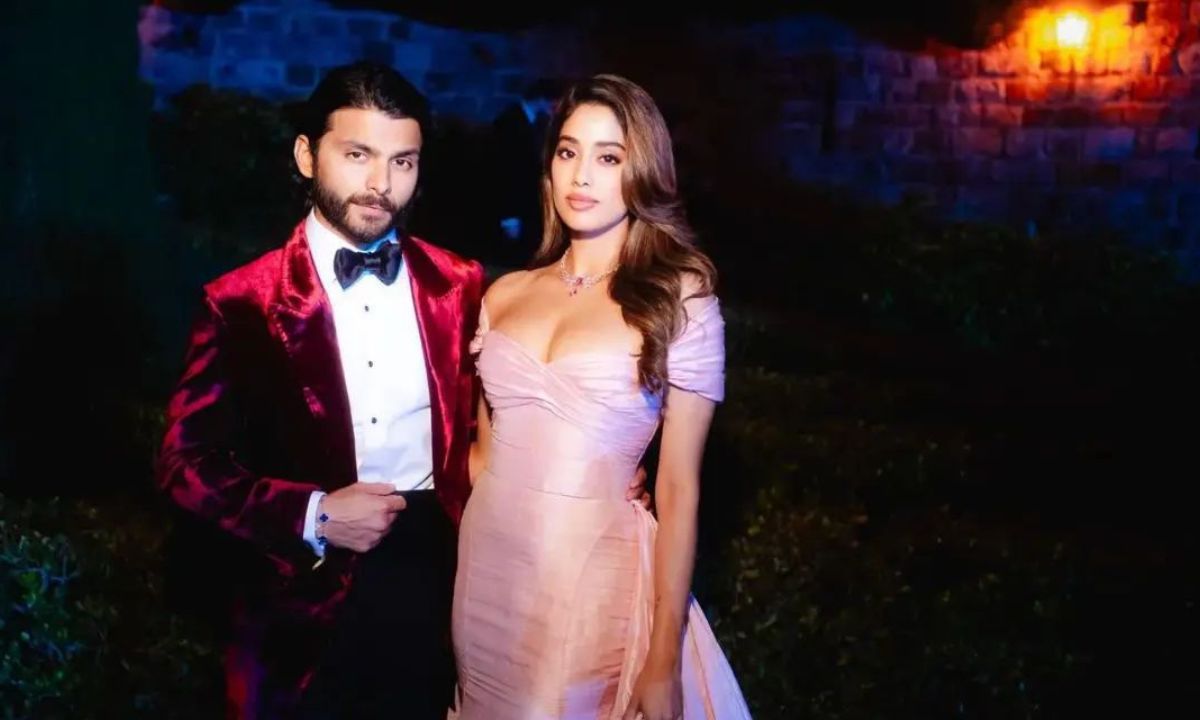 janhvi-kapoor-shikhar-pahariya-cute-couple-pictures-adorable