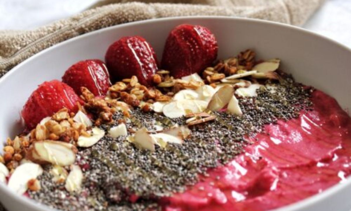 Start Your Day Right By Making This Easy Chia Smoothie Bowl Recipe For Breakfast!