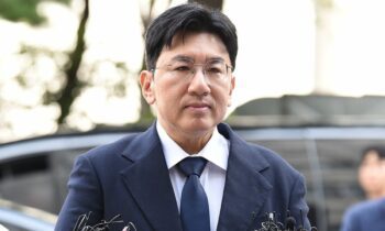 HYBE Founder Bang Si Hyuk’s Museum Collaboration Post Deleted After Public Outrage Over Fraud Probe