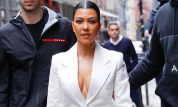 Kourtney Kardashian Leaves The Family Group Chat Because Of THIS Sister. Oh God! Kourtney Kardashian Leaves The Family Group Chat Because Of THIS Sister. Oh God!
