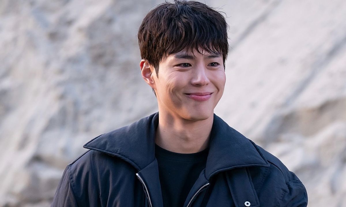 Park-Bogum-Video-With-cigarette-Goes-Viral-Fans-Praise-Know-Why