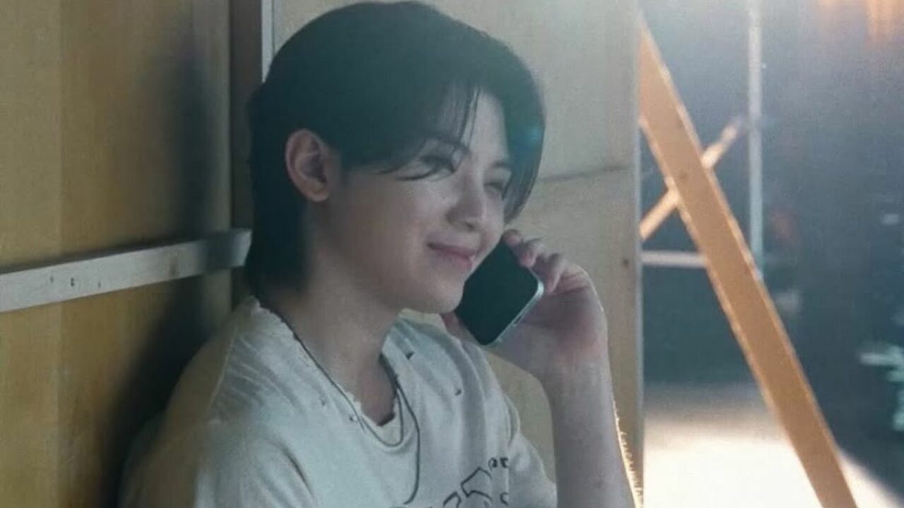 K-pop-SEVENTEEN-Woozi-Receives