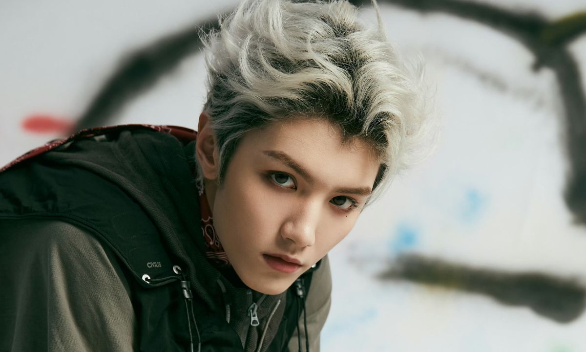 chinese-idol-ling-chao-trends-online-after-he-grabs-sasaeng-by-hair-at-airport