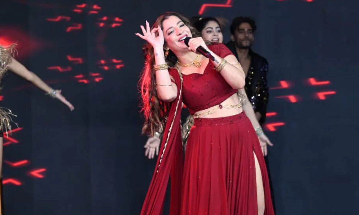 Dhurandhar Singer Jasmine Sandlas Halts Live Performance In Delhi; Calls Out Men Harassing Female Fans. Sahi Kiya!