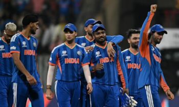 india-lifts-the-winning-trophy-in-final-t20-match-with-new-zealand
