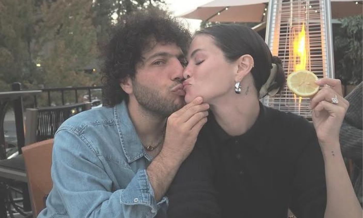 Selena Gomez Plants A Kiss On Benny Blanco’s Dirty Foot After Hygiene Controversy! Umm, Weird