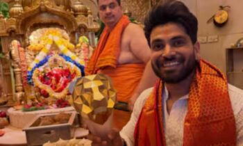 Shiv Thakare Poses With Ganpati Bappa’s Idol After Winning The 50’s Trophy! Congratulations