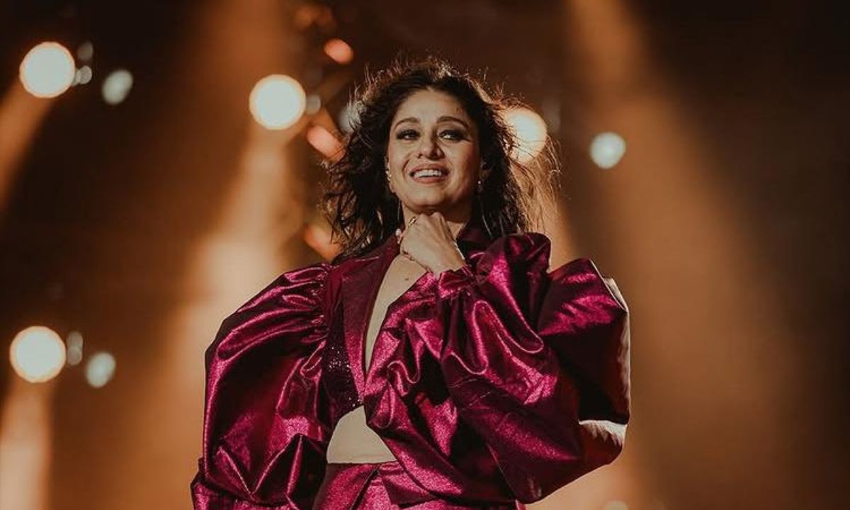 sunidhi-chauhan-breaks-down-during-concert-throat-issue