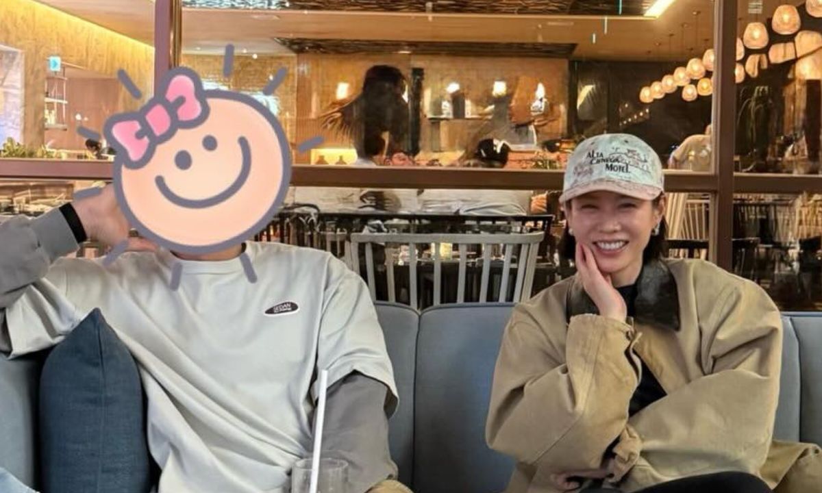 Son Ye Jin Shares Adorable Photos Clicked By Son Ft. Husband Hyun Bin With A Cute Sticker!