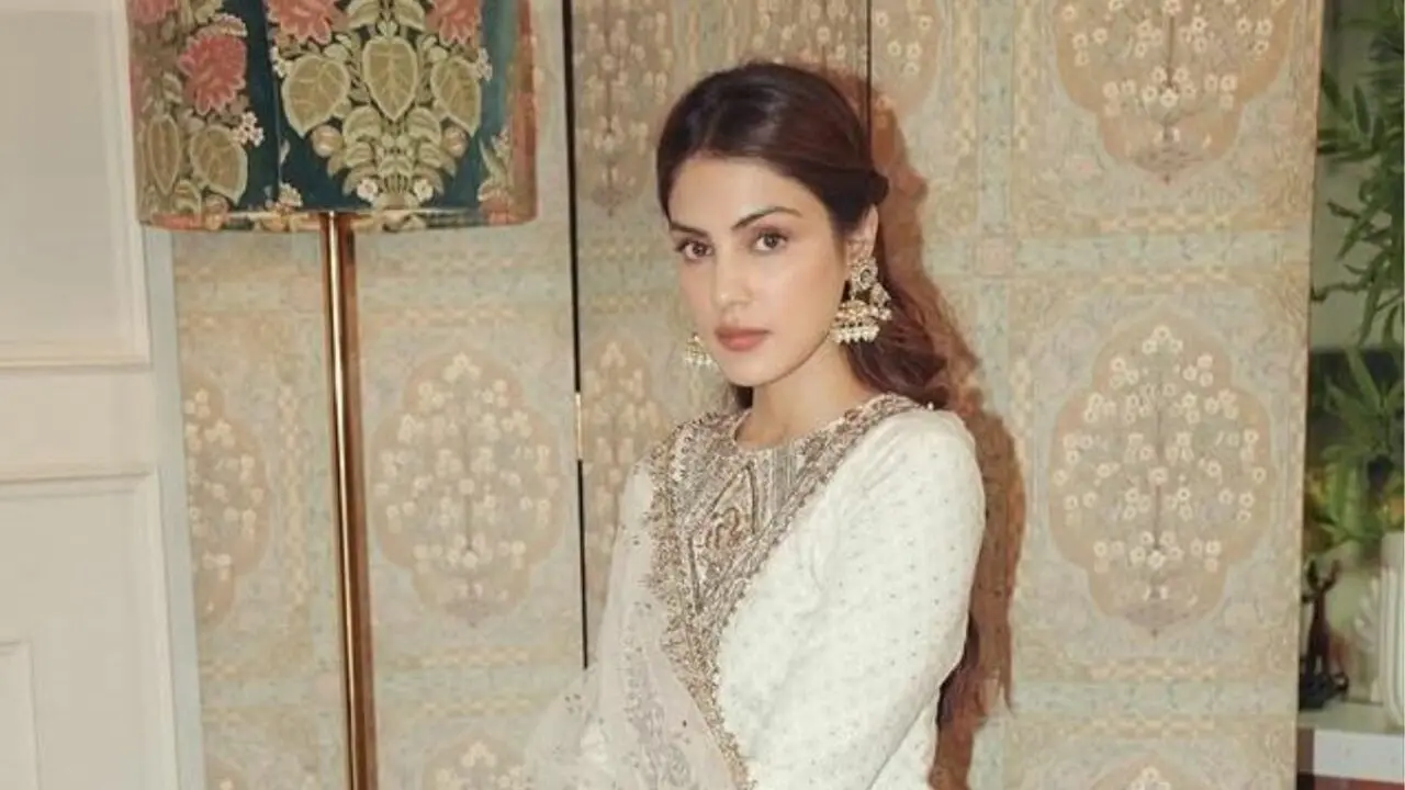 Court Orders To Unfreeze Rhea Chakraborty’s Bank Accounts In Sushant Singh Rajput Death Probe, NCB Argues!