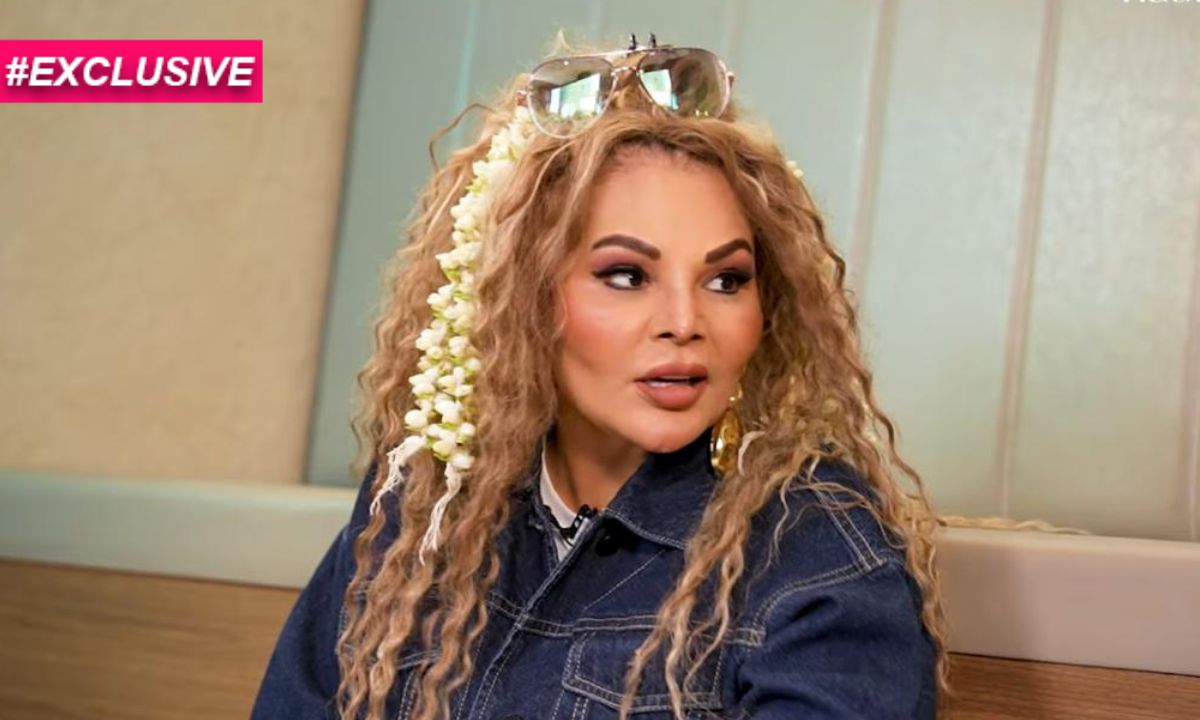 exclusive-rakhi-sawant-get-off-flight-producer-asked-sleep-with-her
