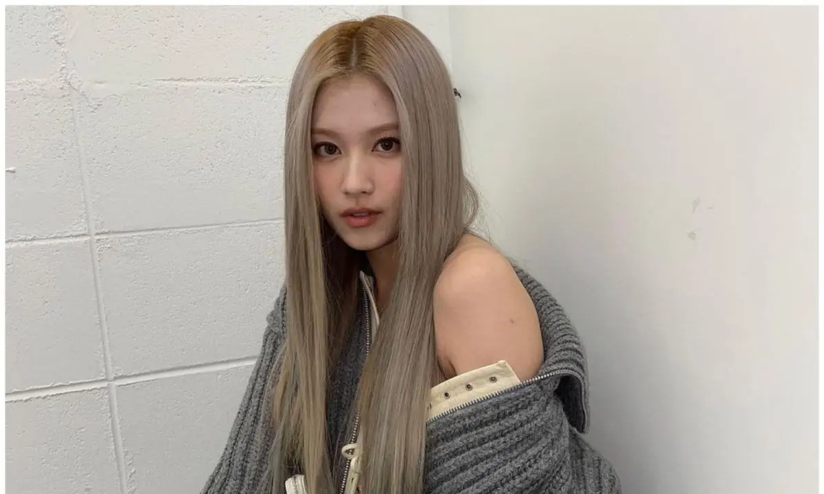 K-pop-TWICE-Sana-Explains-The-Mishap-Behind-Alleged-Wardrobe-Malfunction