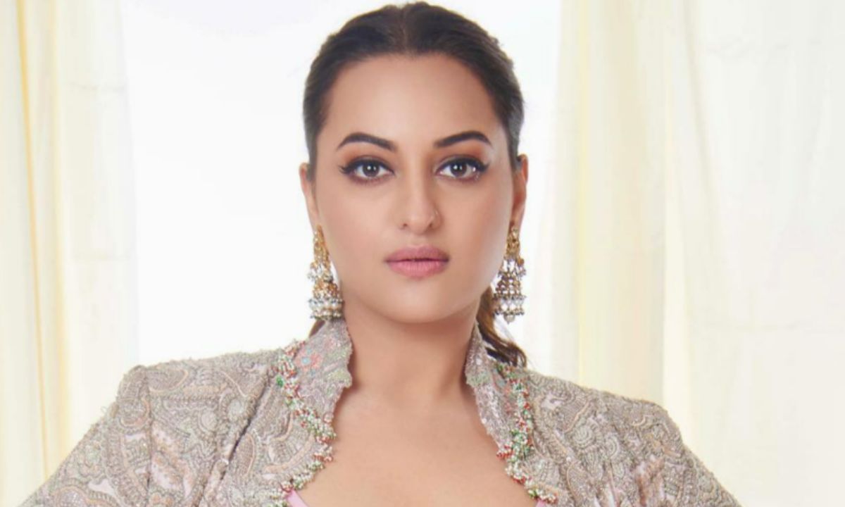 Sonakshi Sinha Gets Angry With Paps Surrounding Her And Dad Shatrughan Sinha In Latest Outing!