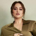 Sonakshi Sinha Stands Her Ground By Doing THIS After Paps Disrespect Personal Space! Yas, Queen!