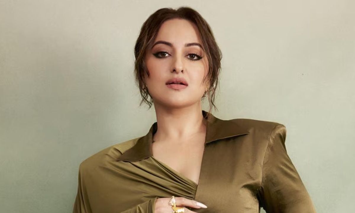 Sonakshi Sinha Stands Her Ground By Doing THIS After Paps Disrespect Personal Space! Yas, Queen!