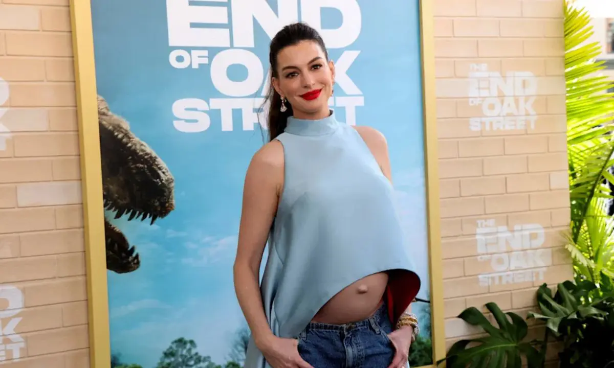 anne-hathaway-dismisses-fake-baby-bump-claims--cheeky-response-third pregnancy