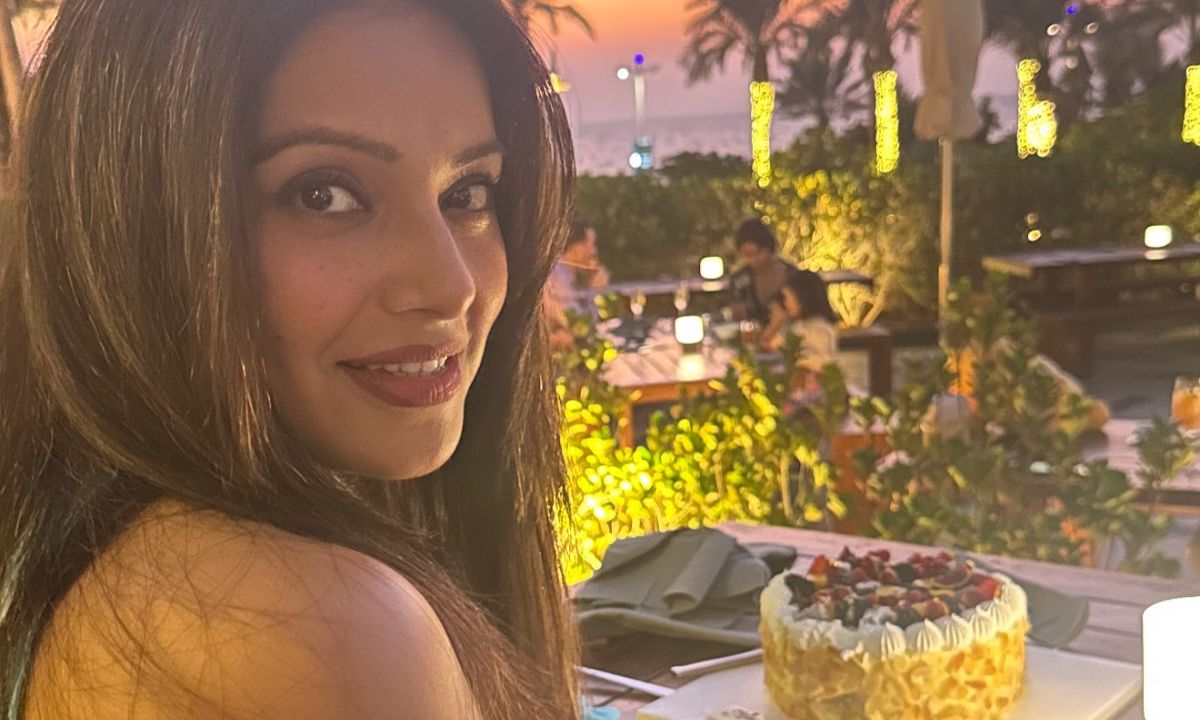 Bipasha Basu Finds Worms In Nutrition Product; Says Tukaram Mundhe Is Her Last Hope
