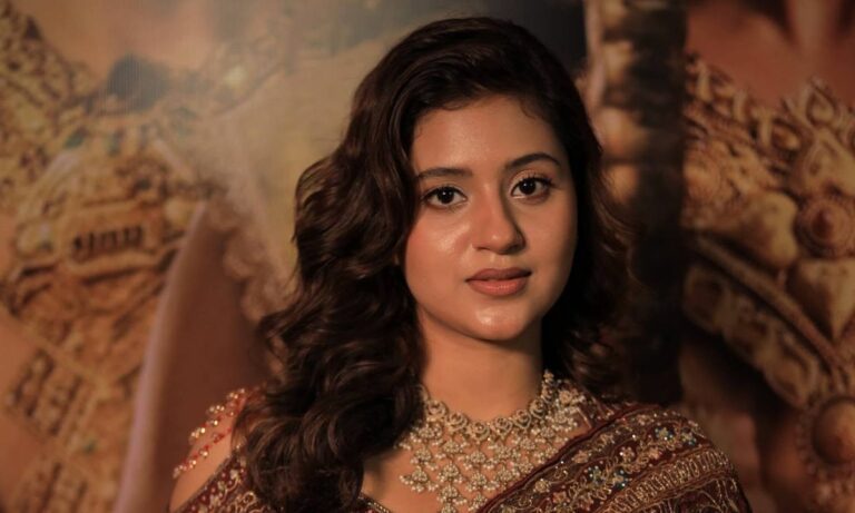 anjali-arora-seemingly-angry-kacha-badam-plays-background-kampur-event